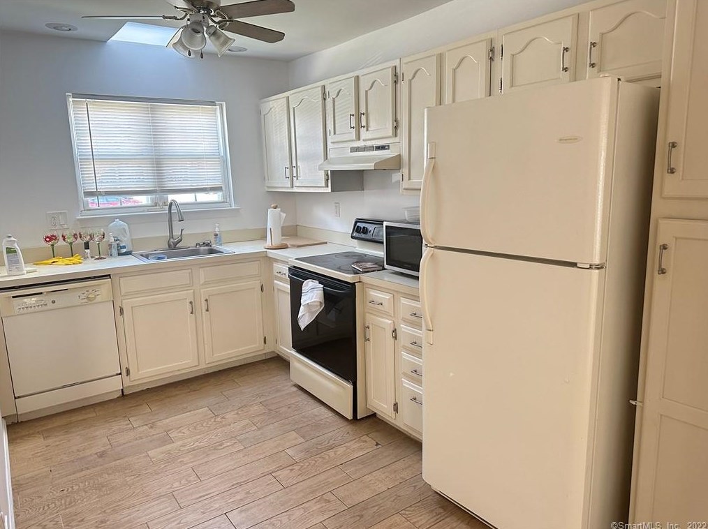 195 Red Oak Ln Unit 195, Bridgeport, CT