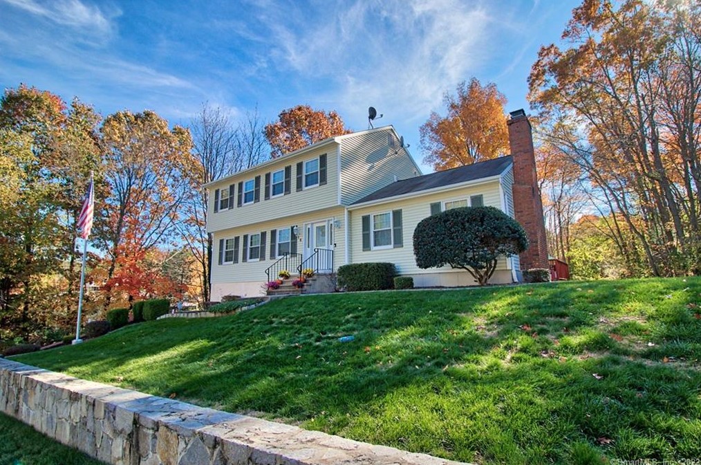 16 Tracey Ann Ct, Union City, CT 06770-3465