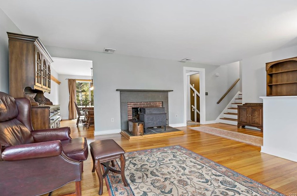 4 Woodvale Road Ext, Branford, CT 06405