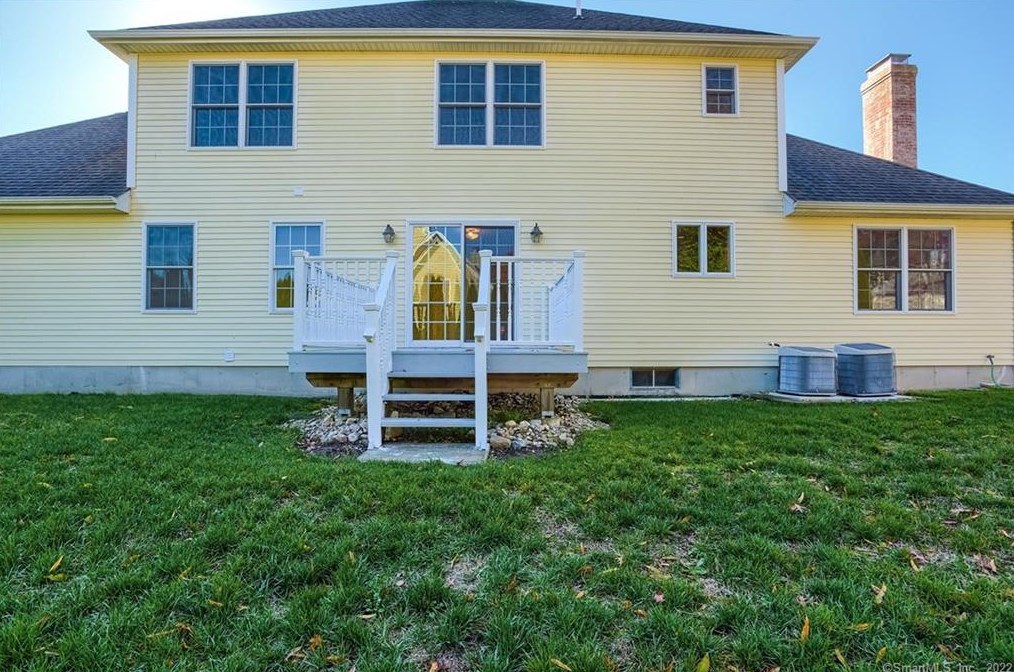 23 Shea Dr, Pawcatuck, CT 06379