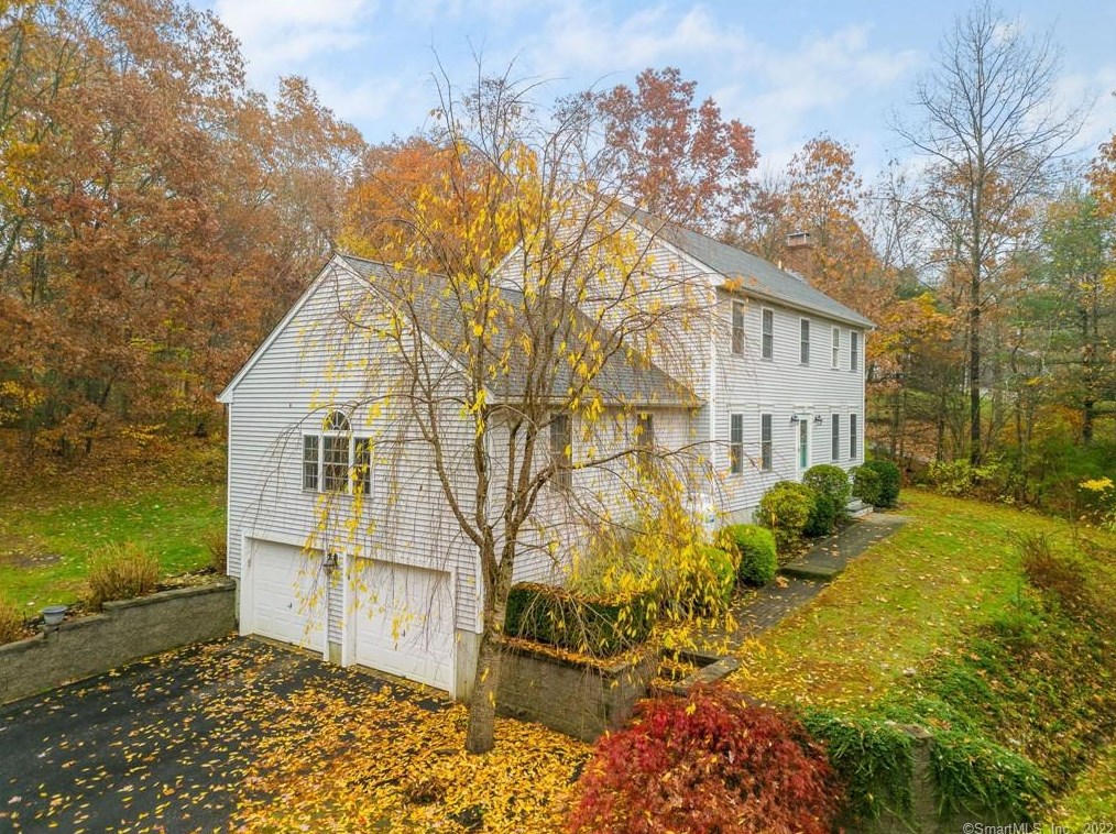20 Mohegan Ln, Amston, CT 06231