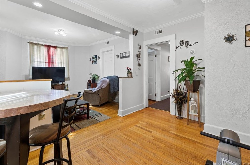 9 Hugo St, New Haven CT  06516-1309 exterior