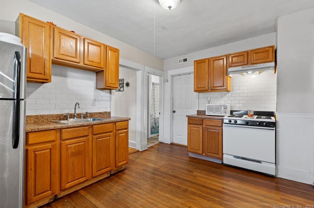 9 Hugo St, New Haven CT  06516-1309 exterior