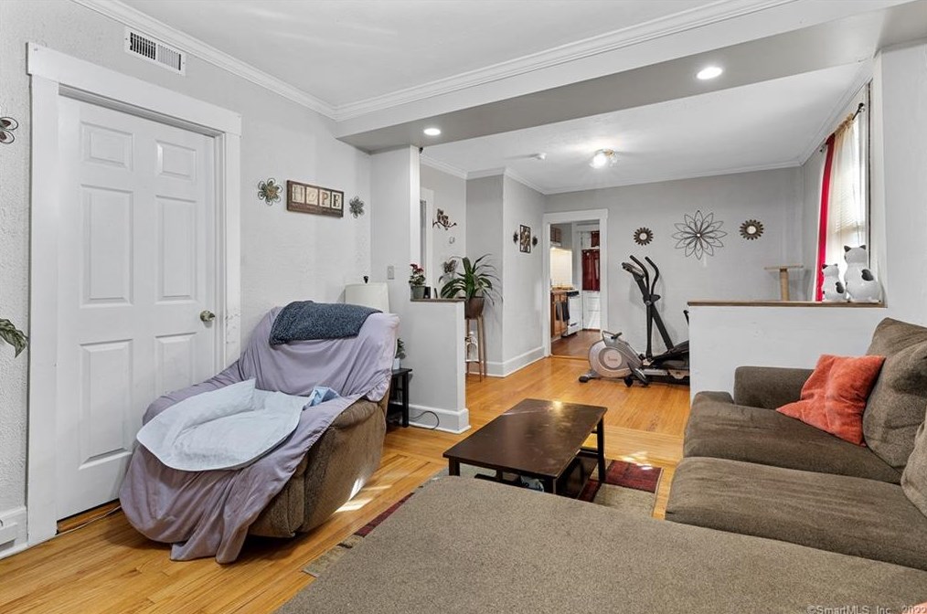 9 Hugo St, New Haven CT  06516-1309 exterior