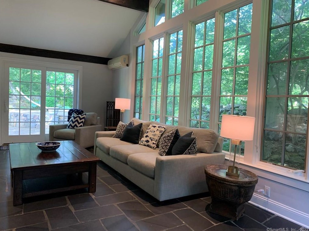 25 Burchard Ln, Norwalk, CT 06853