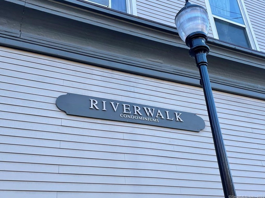 4 Coggswell St, Pawcatuck CT  06379-1659 exterior