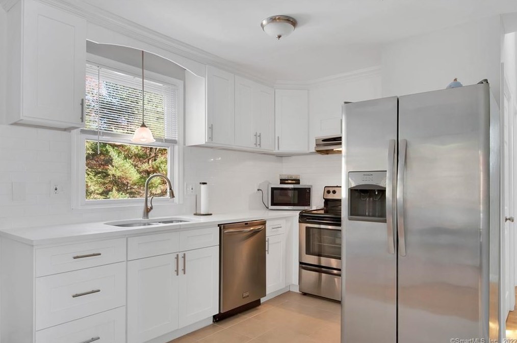21 Oxford Ct, Simsbury CT  06070-2174 exterior