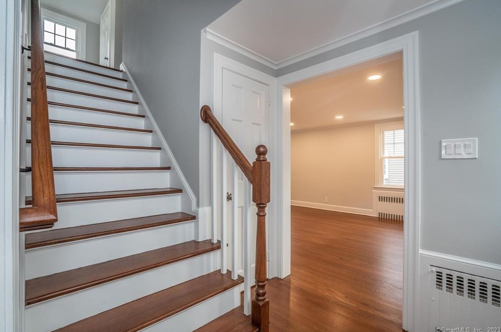 124 Quaker Ln N, Hartford, CT 06119