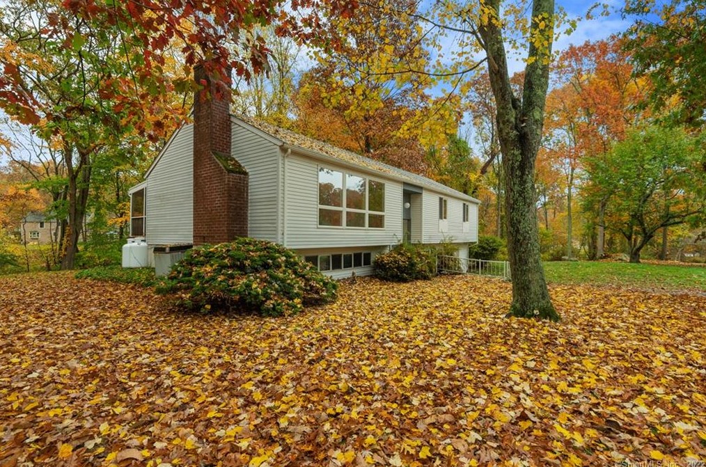 24 Nottingham Dr, Lyme, CT 06371