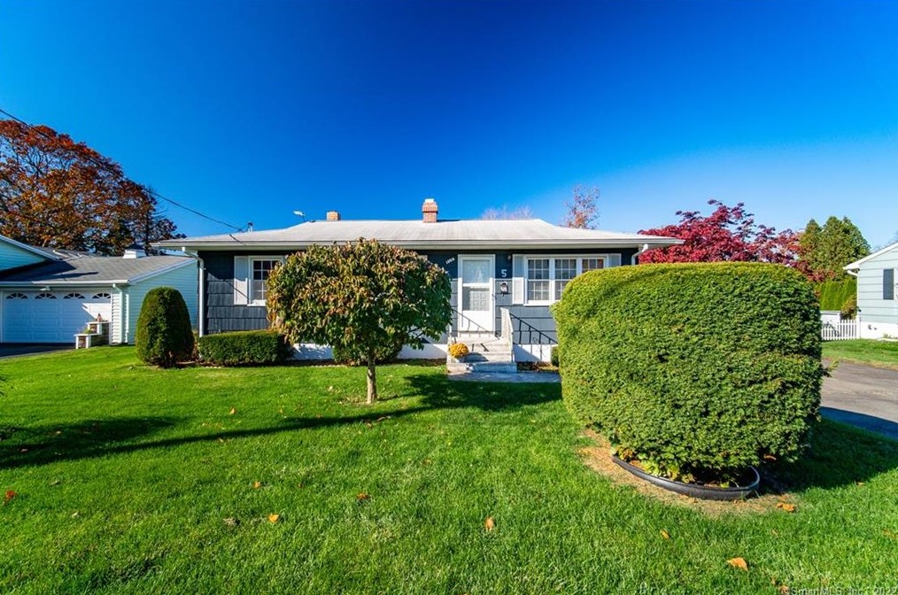 5 Iannotti Ln, Derby, CT 06418