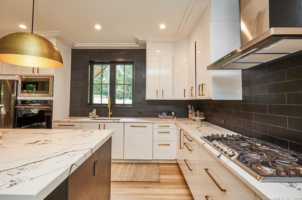 2 Timber Ln, Westport CT  06880-2621 exterior