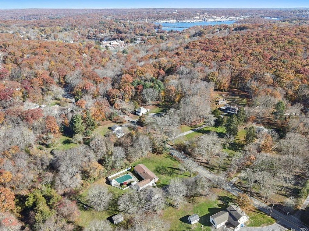 230 Bloomingdale Rd, Quaker Hill CT  06375-1337 exterior