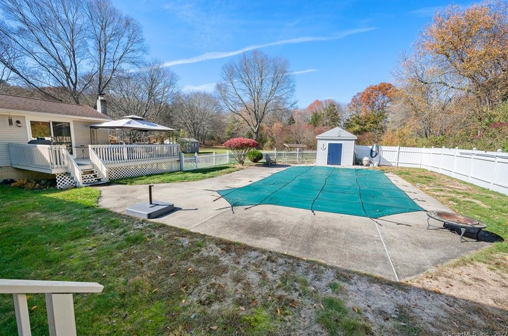 230 Bloomingdale Rd, Quaker Hill CT  06375-1337 exterior