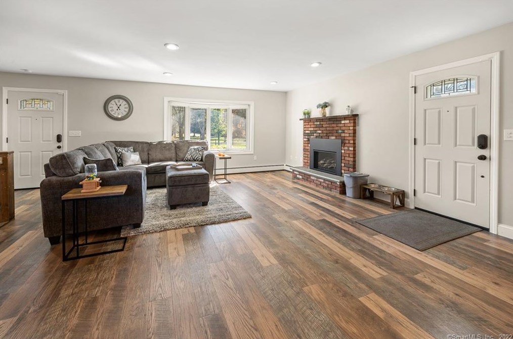 230 Bloomingdale Rd, Quaker Hill CT  06375-1337 exterior