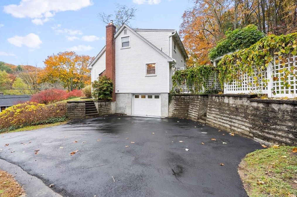 99 E Pattagansett Rd, Niantic, CT 06357