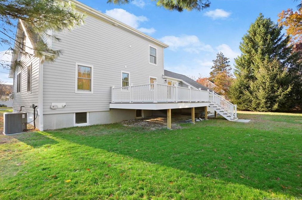 12 Brookdale Rd, Fairfield CT  06824-4631 exterior