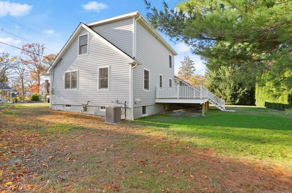 12 Brookdale Rd, Fairfield CT  06824-4631 exterior