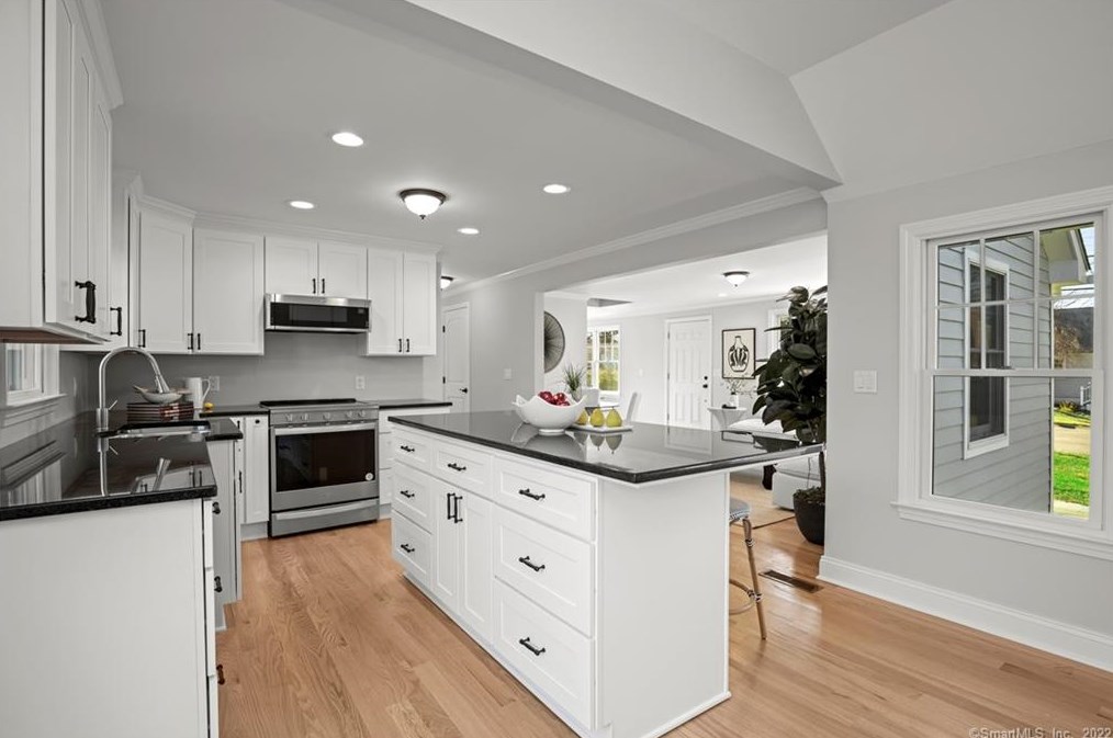 12 Brookdale Rd, Fairfield CT  06824-4631 exterior