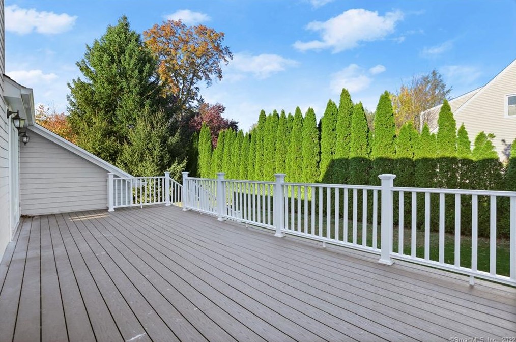 12 Brookdale Rd, Fairfield CT  06824-4631 exterior