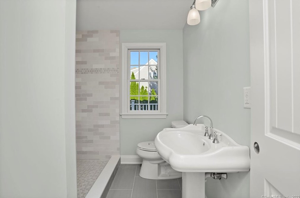 12 Brookdale Rd, Fairfield CT  06824-4631 exterior