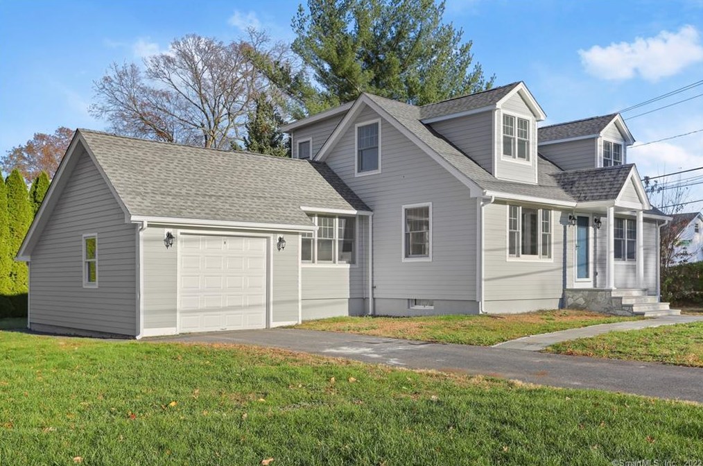 12 Brookdale Rd, Fairfield CT  06824-4631 exterior