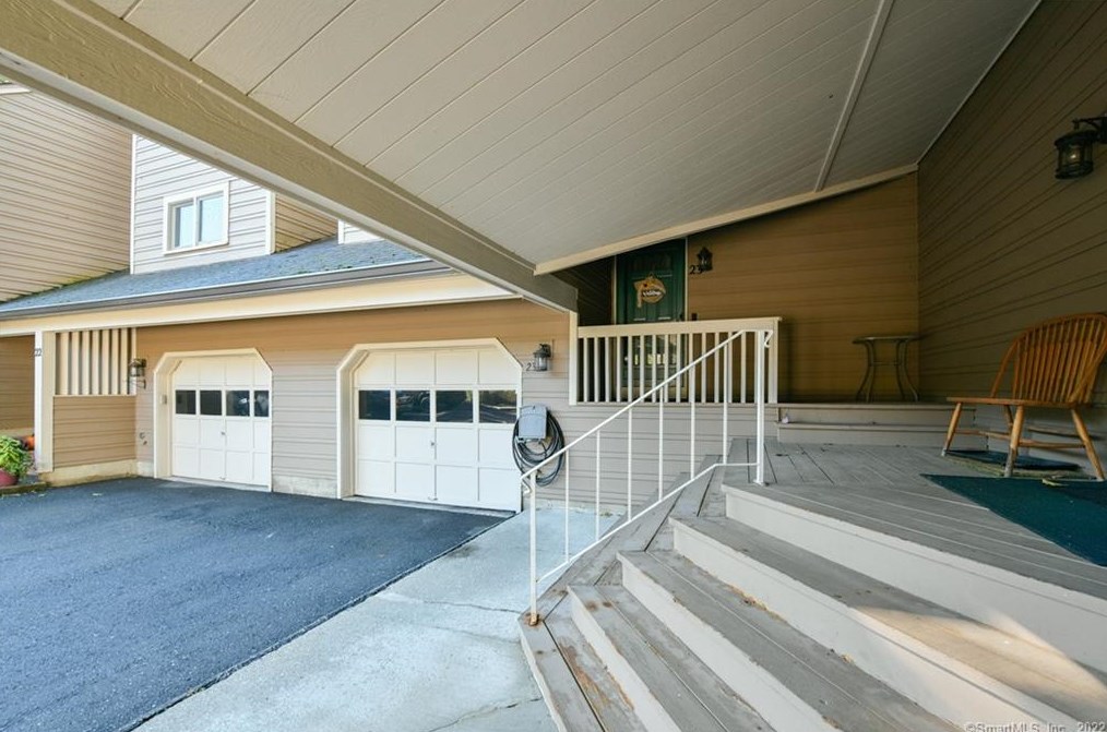 23 Meeting House Ln, Huntington, CT 06484-2869