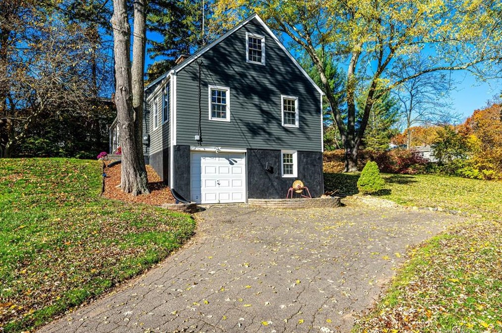 65 New Cheshire Rd, Meriden CT  06451-5071 exterior