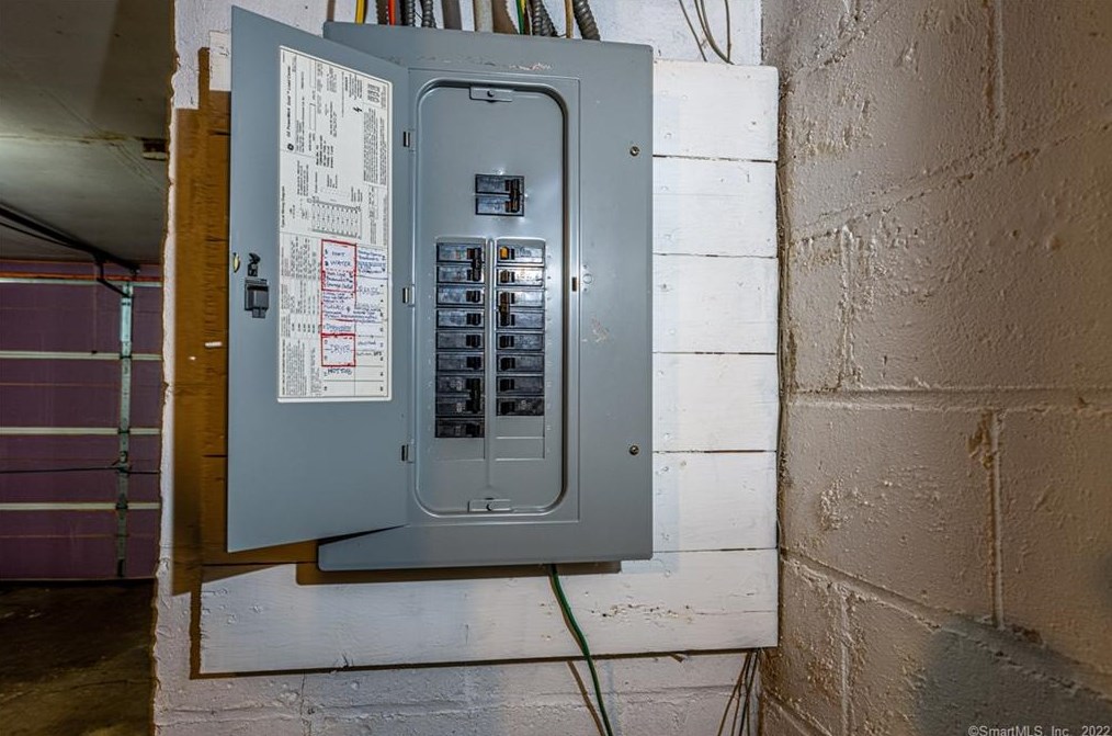 65 New Cheshire Rd, Meriden CT  06451-5071 exterior