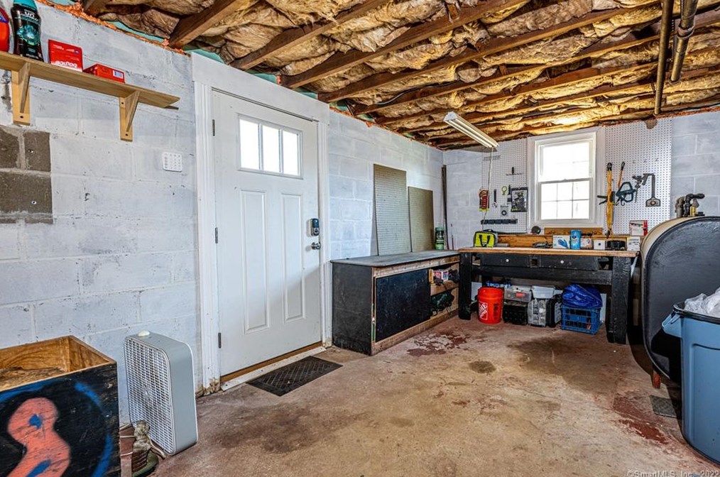 65 New Cheshire Rd, Meriden CT  06451-5071 exterior