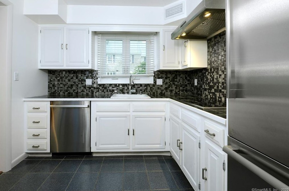 25 Indian Harbor Dr #7, Greenwich, CT 06830