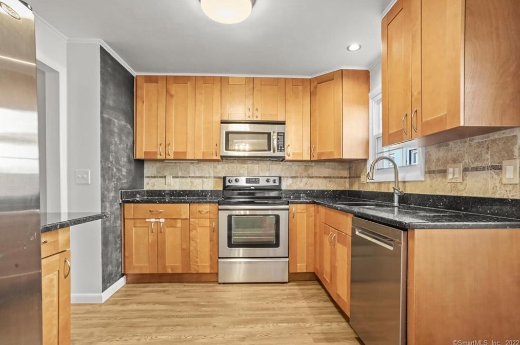 18 River Pl #12, Stamford, CT 06907