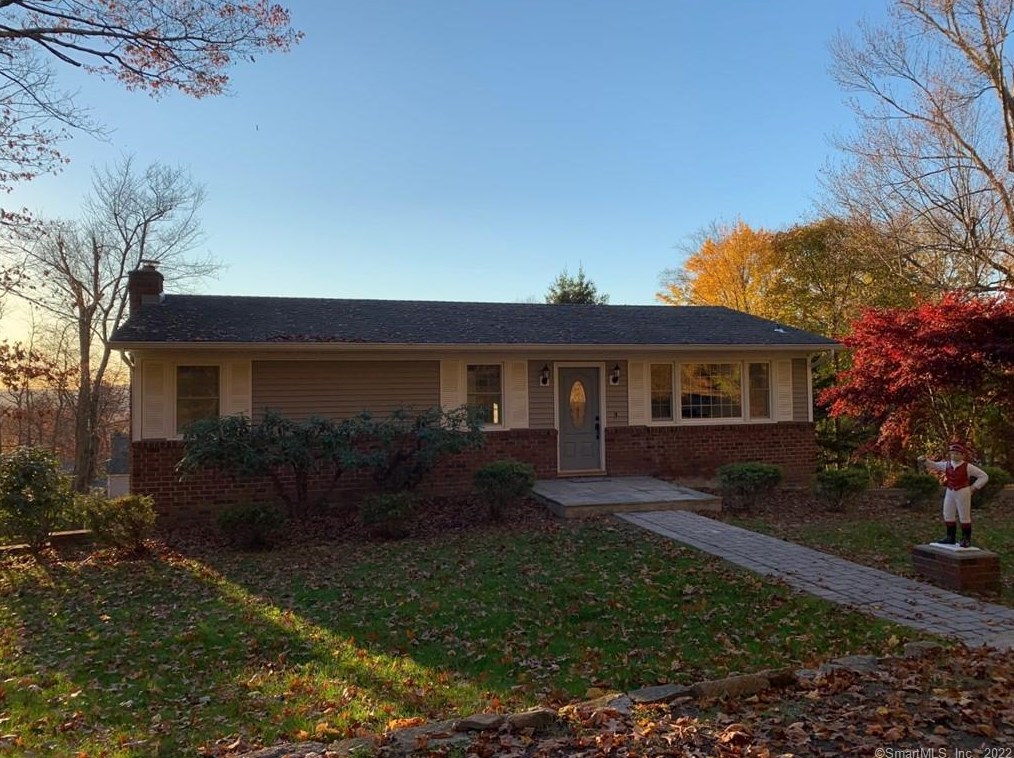 1 Winsted Pl, Danbury CT  06812-3733 exterior