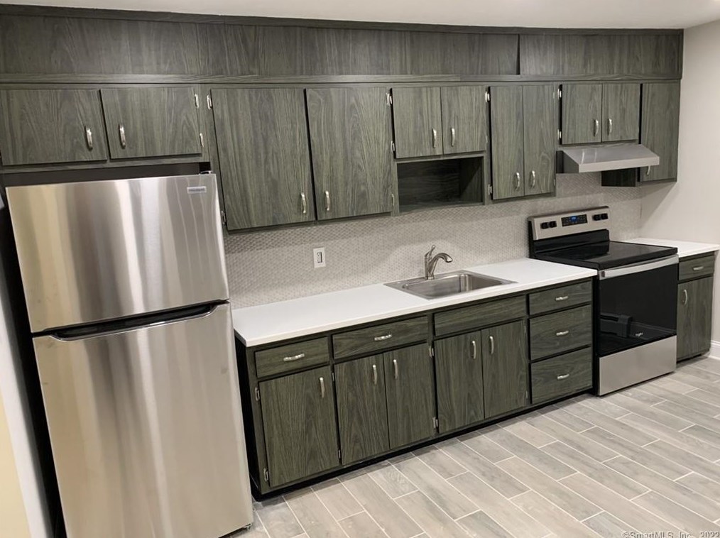 1 Winsted Pl, Danbury CT  06812-3733 exterior