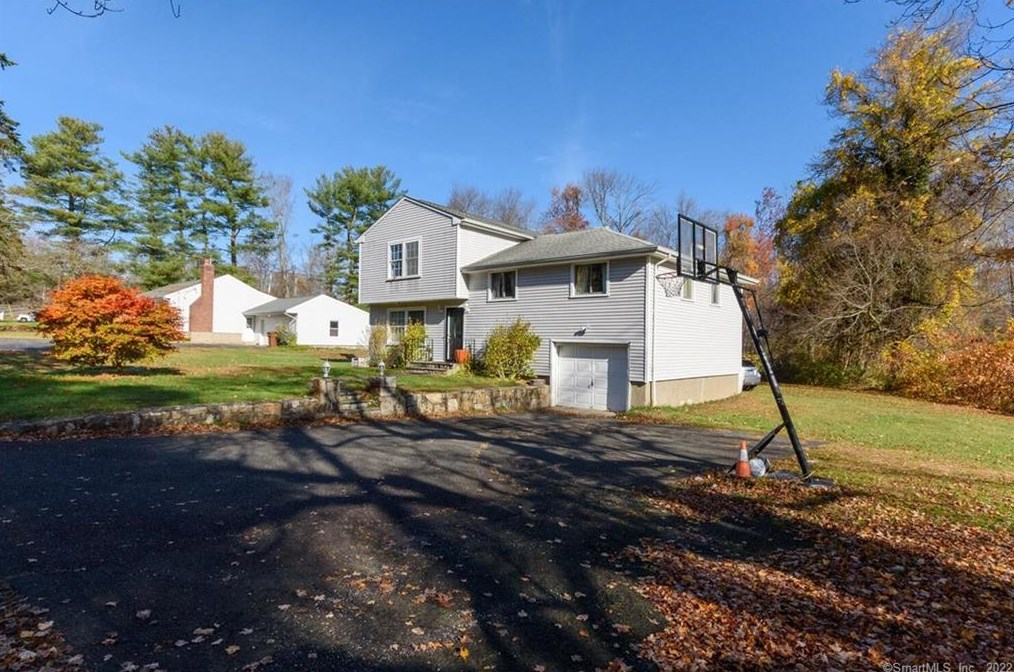 87 Ripton Rd, Huntington, CT 06484