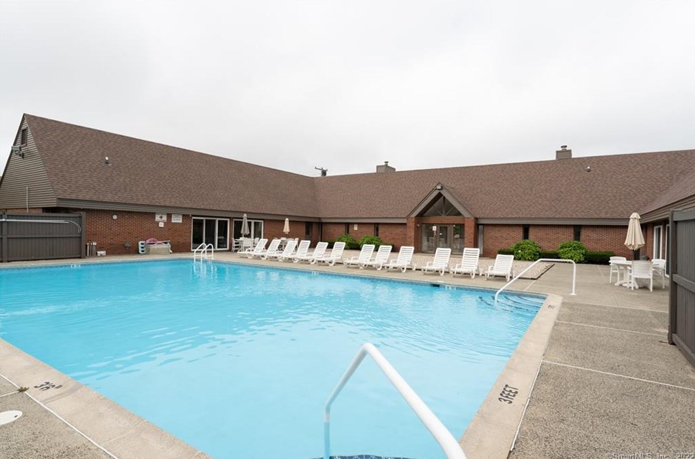 92 Montoya Dr, Branford, CT 06405-2527