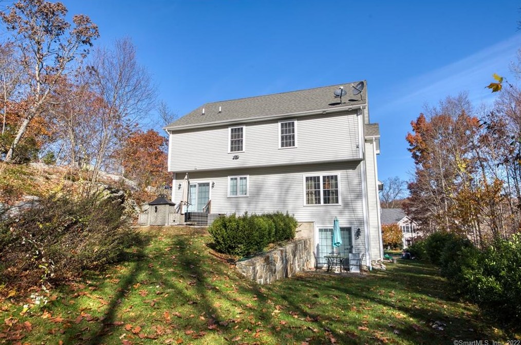 10 E Bassett Ln, Derby, CT 06418