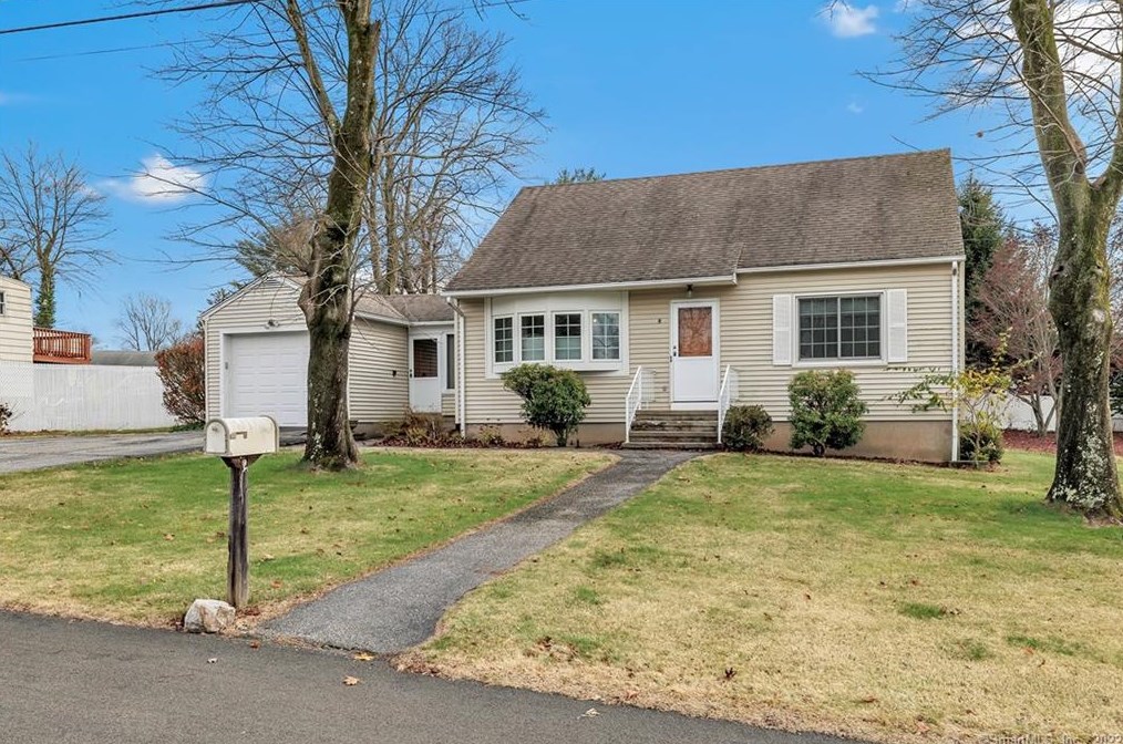 2 Sanford Dr, Huntington, CT 06484