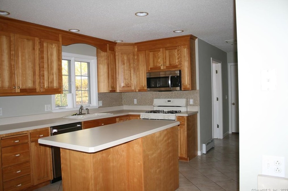 114 Cliffwood Dr, Wapping, CT 06074
