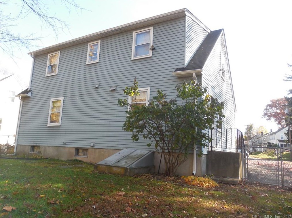 243 Hamilton St, Meriden, CT 06451-3858