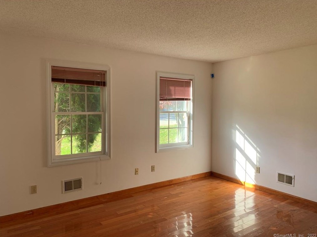 126 Mirra Dr, Groton, CT 06340