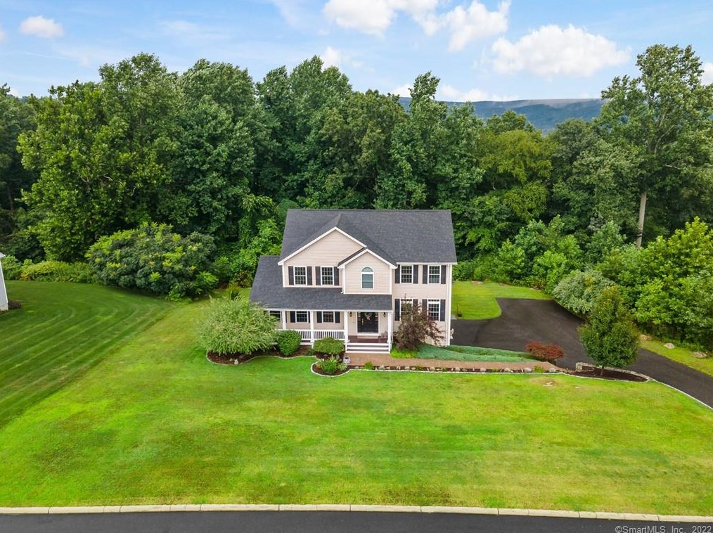 33 Foxhunt Rd, Huntington, CT 06484
