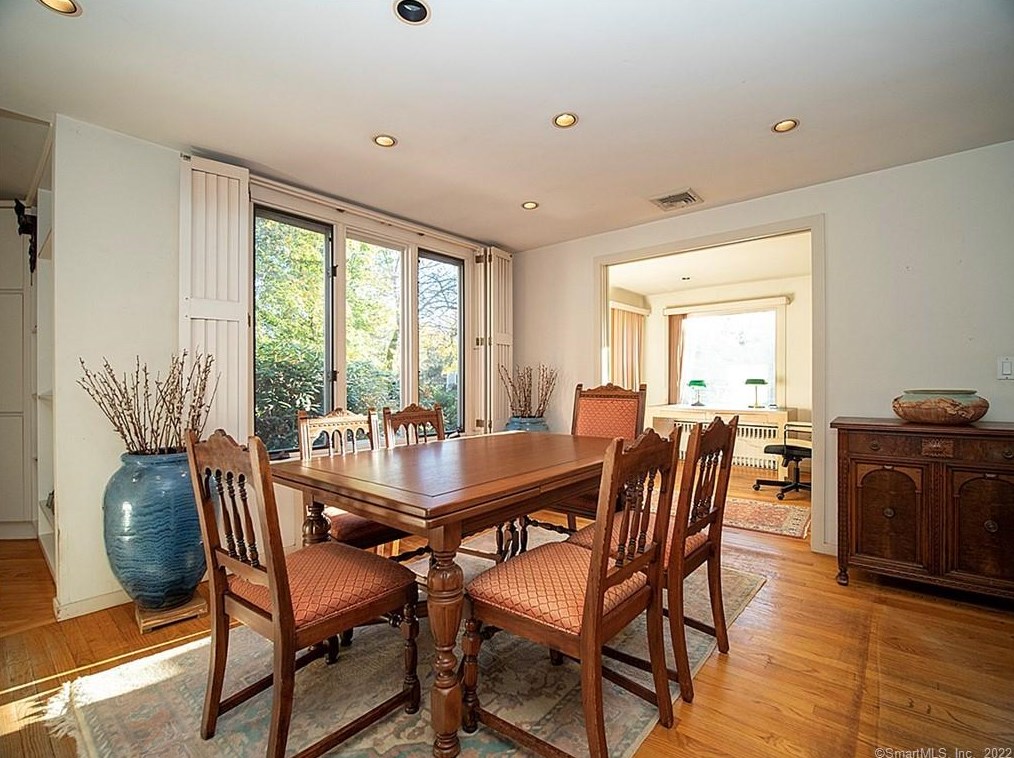 122 Tokeneke Dr, North Haven, CT 06473
