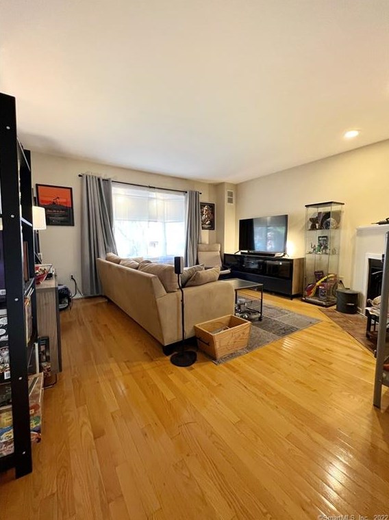 101 Grove St #17, Stamford, CT 06901