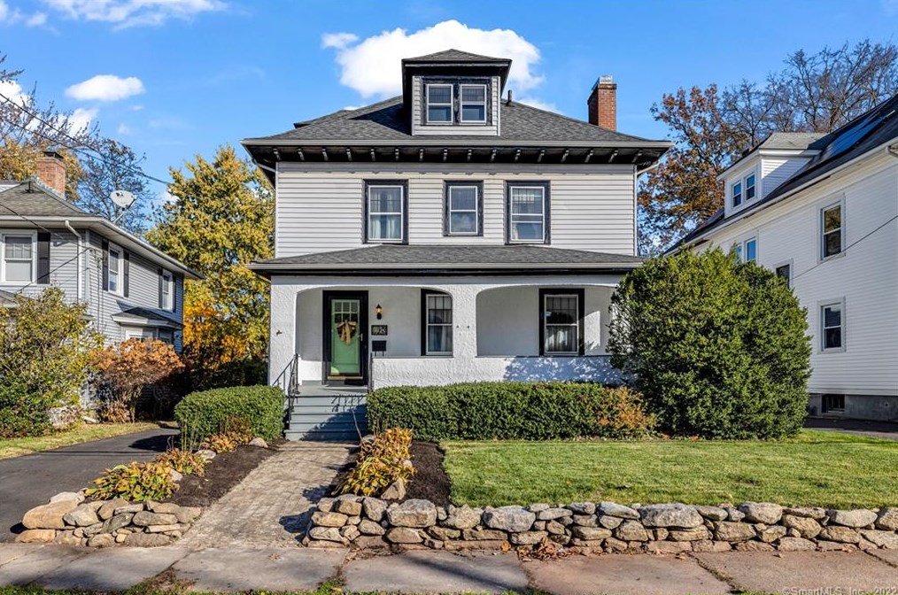 24 Quaker Ln, Hartford, CT 06119 exterior