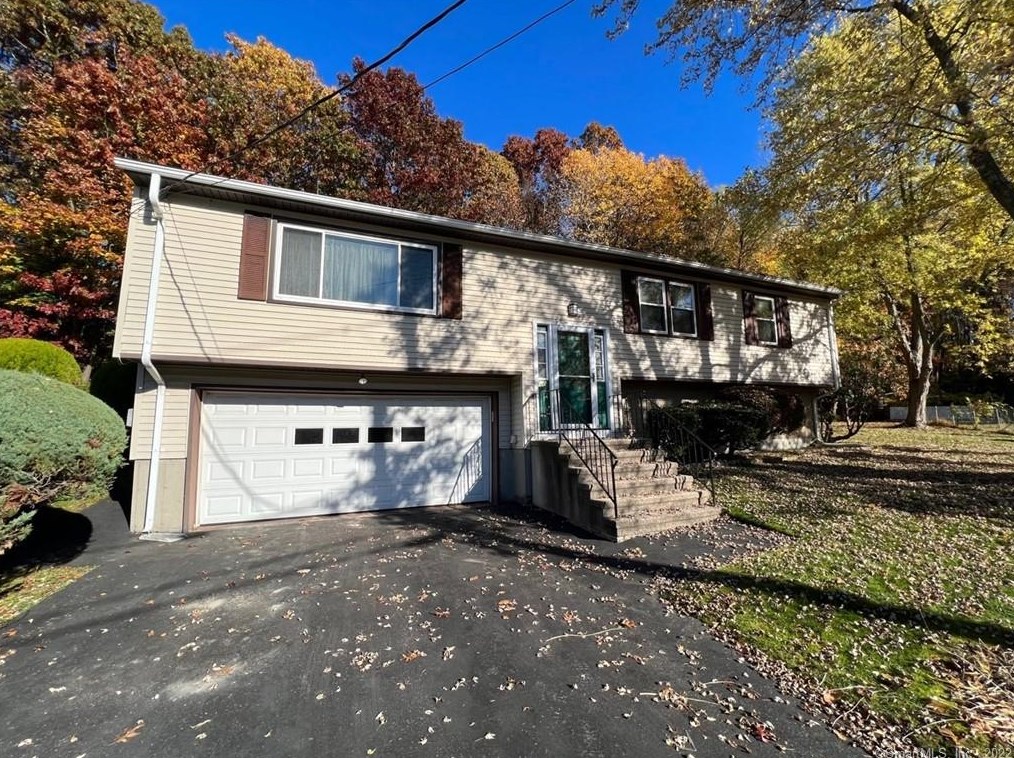 60 Sundance Cir, New Haven CT  06516-2943 exterior