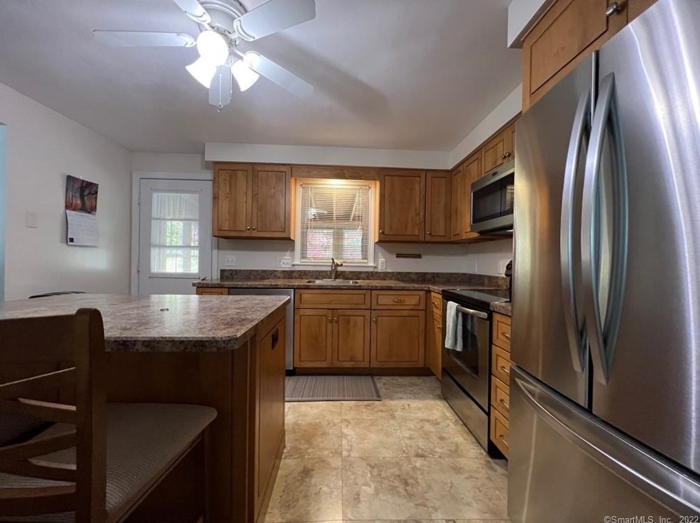 60 Sundance Cir, New Haven CT  06516-2943 exterior