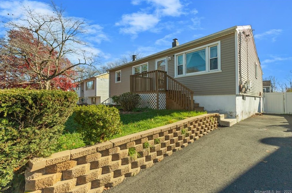 22 Eagle Pl, New-Haven, CT 06516 exterior