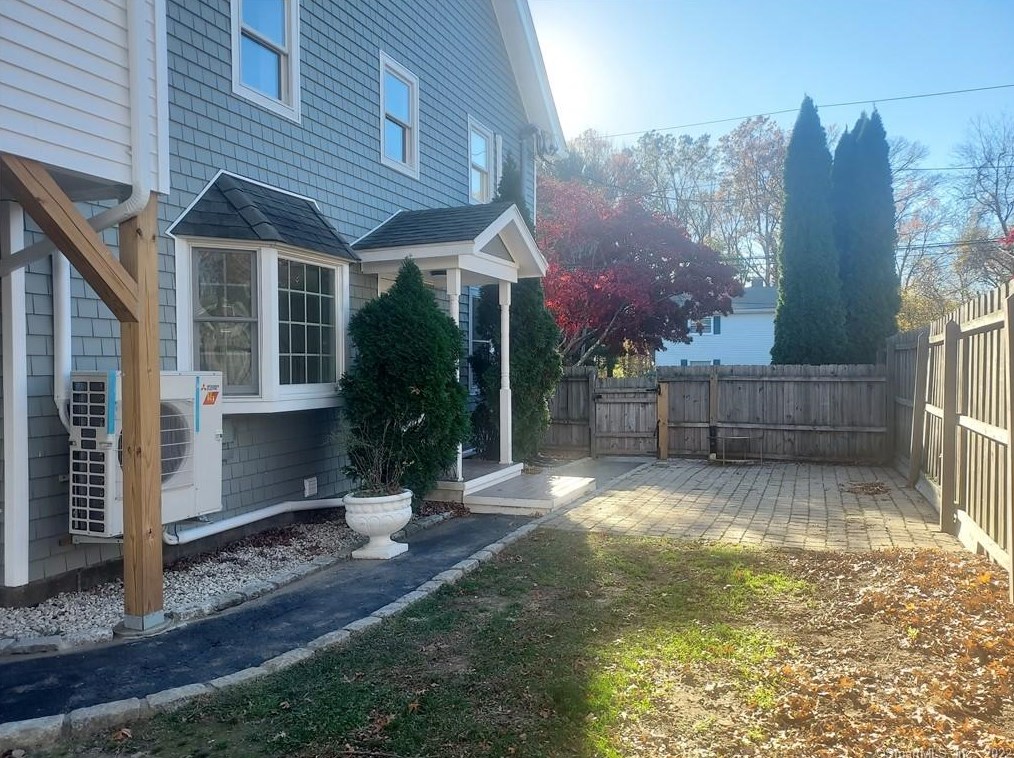 18-20 Bloomfield Dr, Fairfield, CT 06825