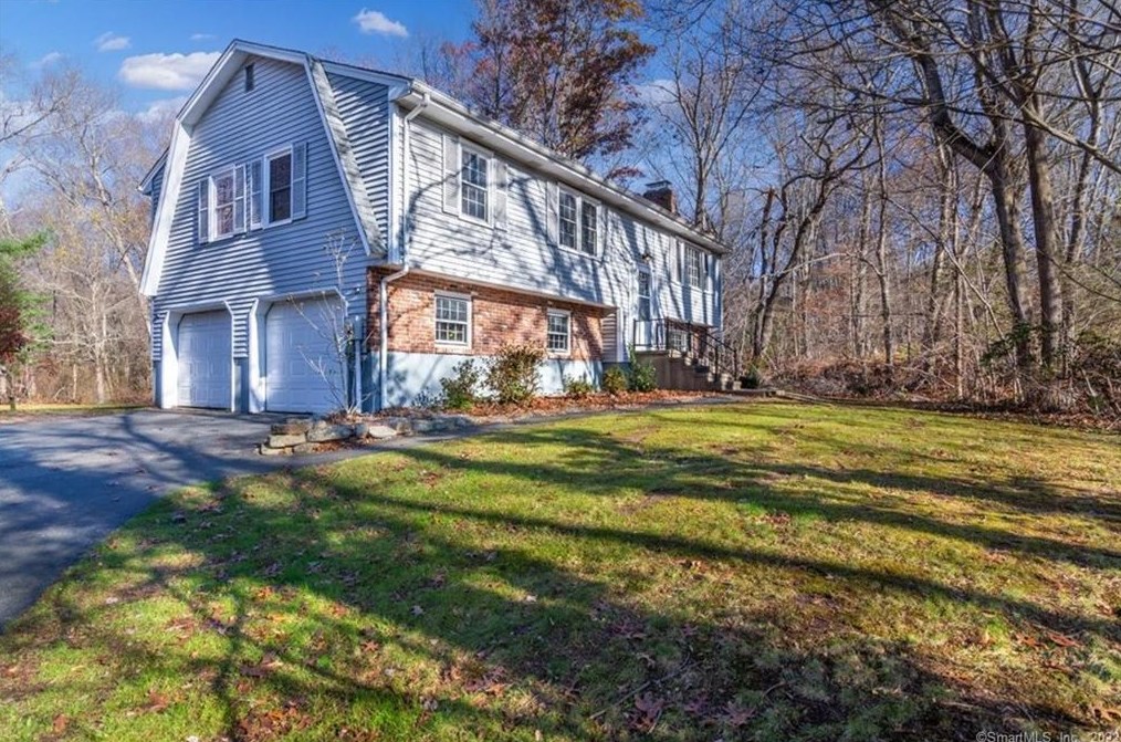 5 N Winchester Ct, East Lyme, CT 06333