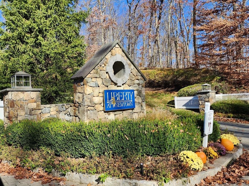 30 Franklin Ct, Newtown CT  06470-1468 exterior